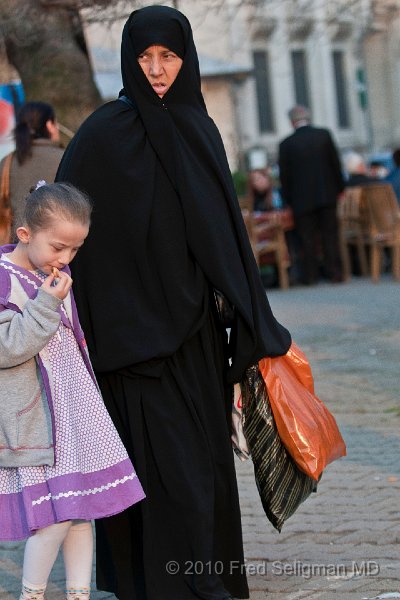 20100403_182118 D300.jpg - Mother and daughter